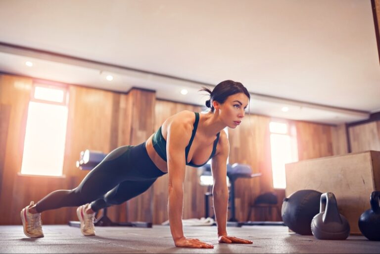 10 exerciții eficiente de greutate corporală pe care le poți face oriunde